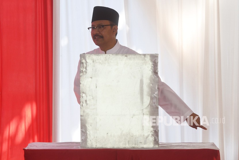 Calon Gubernur Jawa Timur Saifullah Yusuf bersiap melakukan pencoblosan di bilik suara di tempat pemungutan suara (TPS) 3 di Gayungan, Surabaya, Jawa Timur, Rabu (27/6). 