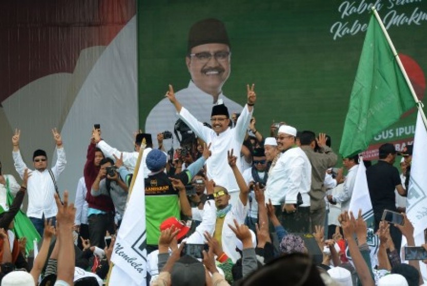 Calon Gubernur Jawa Timur Saifullah Yusuf (Gus Ipul) mengangkat jari dua saat kampanye terbuka di Lapangan Jakcloth, Patrang, Jember, Jawa Timur, Ahad (15/4).