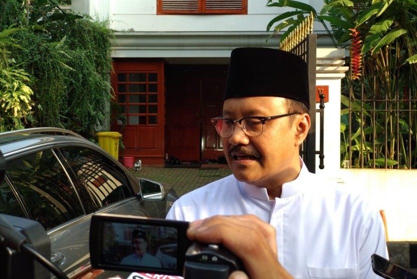 Calon Gubernur Jawa Timur Saifullah Yusuf (Gus Ipul) seusai mendatangi kediaman Ketua Umum Partai Gerindra Prabowo Subianto, di Kertanegara, Jakarta Selatan, Sabtu (7/7).