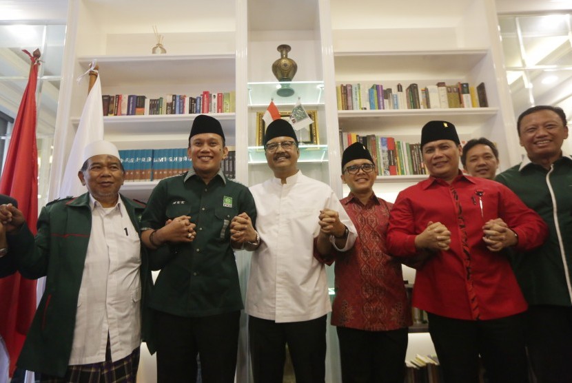 Calon Gubernur Jawa Timur Saifullah Yusuf (ketiga kiri) bersama Calon Wakil Gubernur Jawa Timur Abdullah Azwar Anas (ketiga kanan) didampingi Sekjen DPP PKB Abdul Kadir Karding (kedua kiri) dan Wasekjen PDIP Ahmad Basarah (kedua kanan) dan Dewan Syuro PKB KH Ghofur (kiiri) saat konferensi pers di Kantor DPP PKB, Jakarta, Ahad (15/10). 