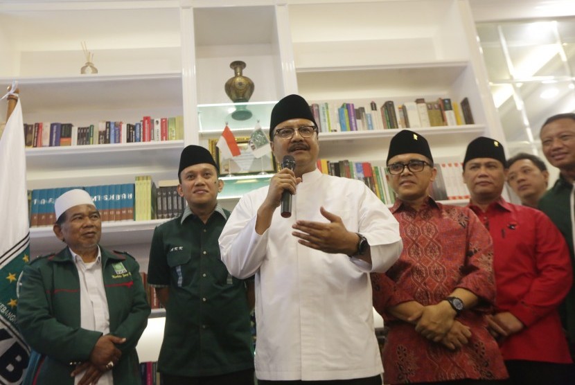 Calon Gubernur Jawa Timur Saifullah Yusuf (ketiga kiri) bersama Calon Wakil Gubernur Jawa Timur Abdullah Azwar Anas (ketiga kanan) didampingi Sekjen DPP PKB Abdul Kadir Karding (kedua kiri) dan Wasekjen PDIP Ahmad Basarah (kedua kanan) dan Dewan Syuro PKB KH Ghofur (kiiri) memberikan keterangan pers di Kantor DPP PKB, Jakarta, Ahad (15/10). 