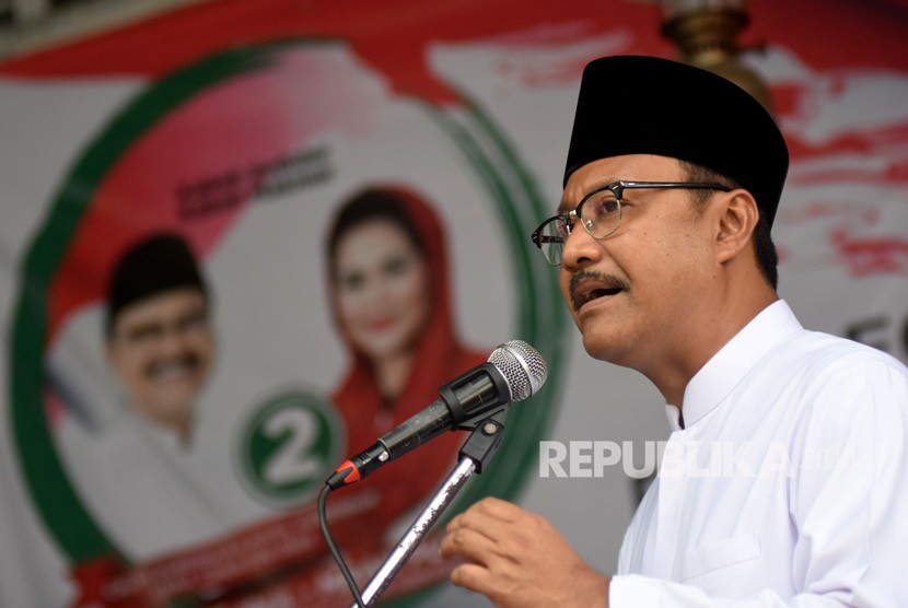 Calon Gubernur Jawa Timur Saifullah Yusuf menyampaikan sambutan di sela-sela Forum Komunikasi Relawan Jokowi Jawa Timur di Surabaya, Jawa Timur, Kamis (22/3).