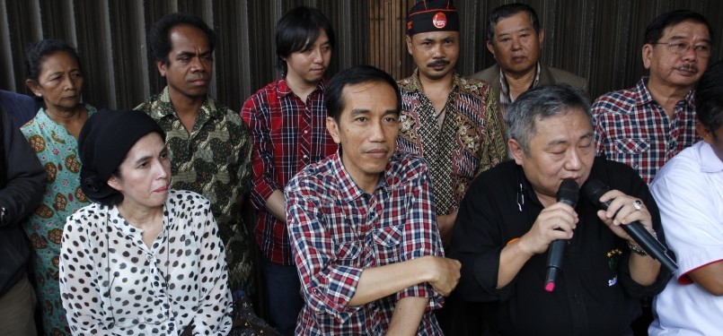 Calon Gubernur Joko Widodo mendatangi PKL di Jalan Gajah Mada-Hayam Wuruk, Ahad (1/3). (Republika/Adhi Wicaksono)