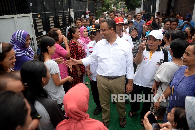  Calon Gubernur nomer urut tiga Anies Baswedan berbincang dengan warga Taman Sari, Jakarta Barat, Kamis (3/11). (Republika/Wihdan)