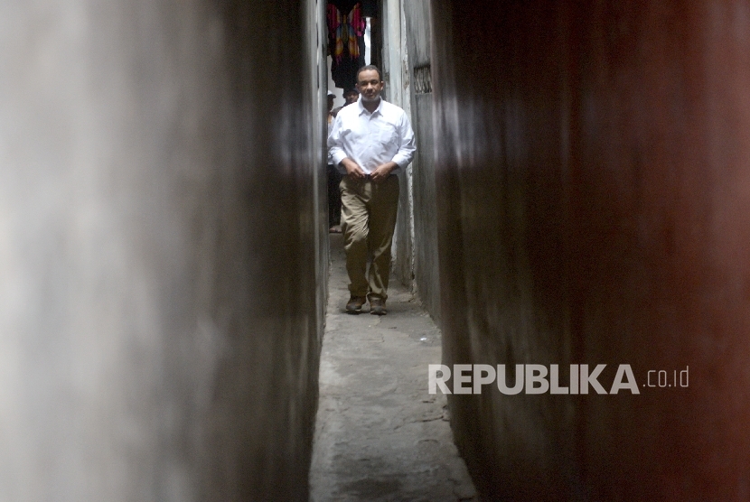 Calon Gubernur nomer urut tiga Anies Baswedan melewati lorong-lorong di Taman Sari, Jakarta Barat, Kamis (3/11).(Republika/Wihdan Hidayat)