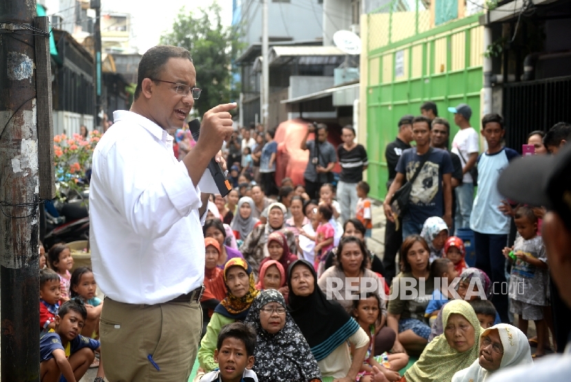 Calon Gubernur Anies Baswedan mengunjungi warga Taman Sari, Jakarta Barat.