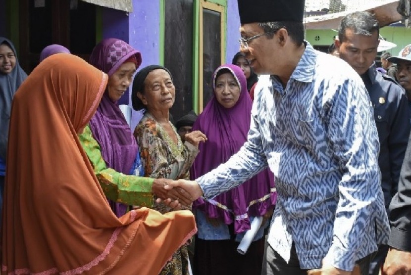 Calon Gubernur NTB Nomer urut 3 Zulkieflimansyah saat silaturahmi menyapa masyarakatdi Desa Loangmaka Kecamatan Janapria, Praya, Lombok Tengah, NTB, Jumat (16/2).