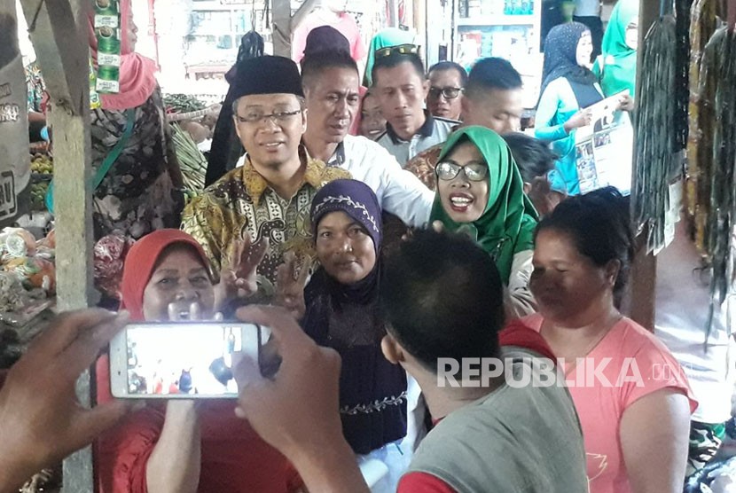 Calon Gubernur NTB Zulkieflimansyah menyambangi pedagang di Pasar Plampang, Kabupaten Sumbawa pada Rabu (28/2) pagi.