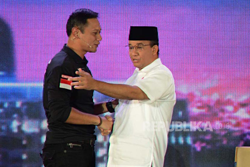 Calon gubernur pasangan nomor 1 Agus Harimurti Yudhoyono berbicara dengan cagub pasangan nomor urut 3 Anies Baswedan