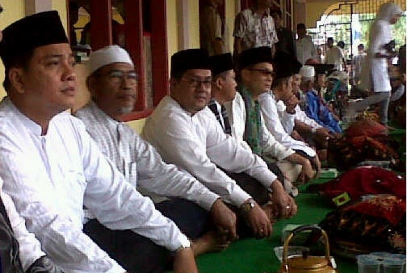 Calon Gubernur Riau, Jon Erizal (kiri) menghadiri hari raya Puaso Onam di Kampar, Riau.