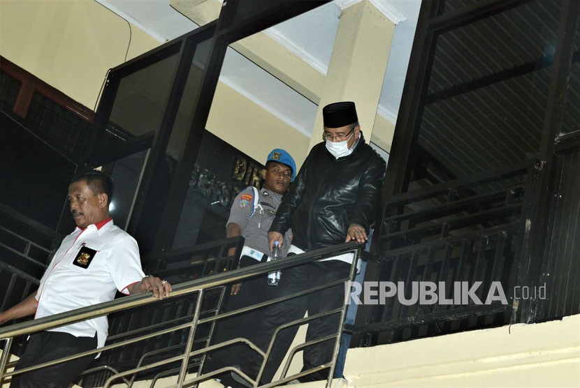 Calon gubernur Sulawesi Tenggara 2018-2023, Asrun turun dari ruang penyidik Polda Sultra usai diperiksa penyidik KPK, untuk langsung diterbangkan ke Kantor KPK di Jakarta, dari Kendari, Sulawesi Tenggara, Rabu (28/2). 