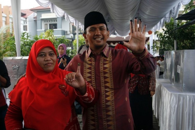 Calon Gubernur Sumut nomor urut 5, Gatot Pujo Nugroho dan istrinya Sutias Handayani usai memberikan hak suaranya di Pemilukada Sumut  Kamis (7/3)