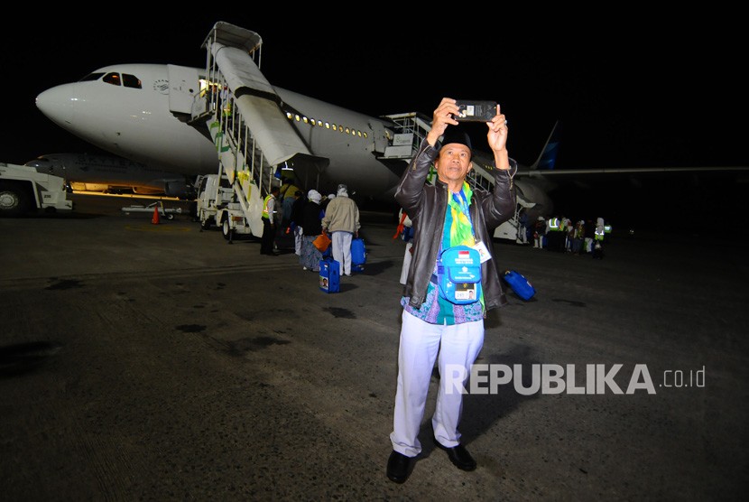 Calon haji berswafoto sebelum memasuki pesawat di Bandara Adi Soemarmo, Boyolali, Jawa Tengah.