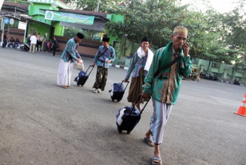 Calon haji kloter 8 dari Embarkasi Jakarta-Bekasi yang sebelumnya menginap di hotel kembali memasuki Asrama Haji Bekasi, Jawa Barat, Senin (24/8). 