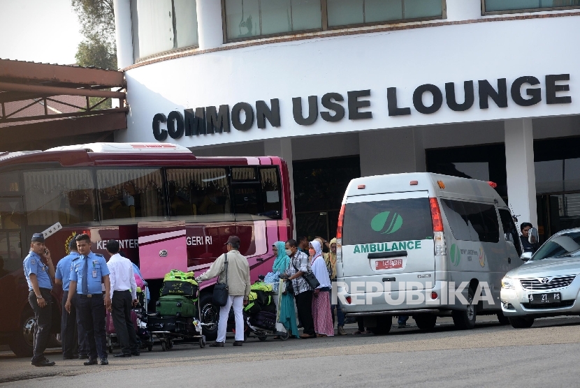 Calon haji korban penipuan melalui jalur Filipina berada di Common Use Lounge saat tiba di Bandara Internasional Soekarno-Hatta, Tangerang, Banten, Ahad (4/9). (Republika/ Yasin Habibi)
