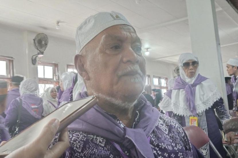 Calon Haji tertua kota Ambon, Langkono Bin La Aji (84) saat pelepasan Jamaah Calon Haji (JCH) Kota Ambon tahun 2024, Selasa (28/5/2024). 