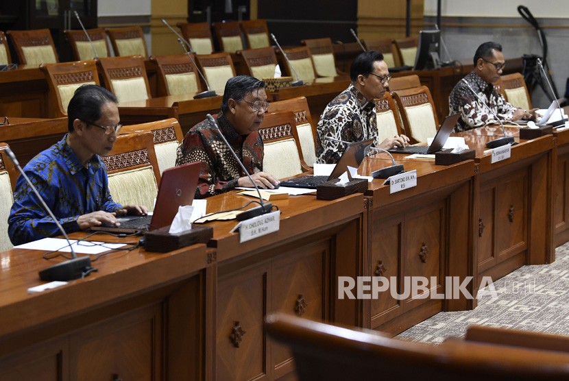 Calon Hakim Agung menyelesaikan pembuatan makalah di ruang rapat Komisi III DPR, Kompleks Parlemen Senayan, Jakarta, Rabu (15/5/2019).
