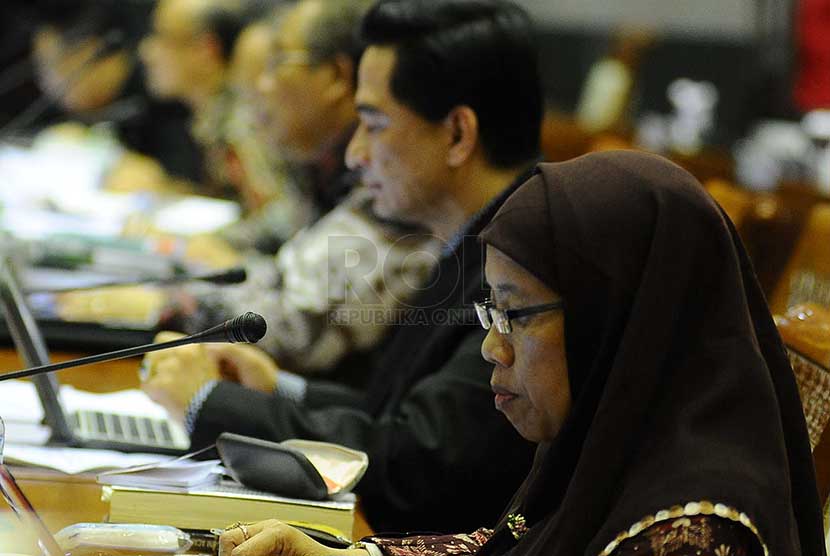 Calon Hakim Mahkamah Kostitusi (MK) sedang membuat makalah di komisi III, Kompleks Parlemen Senayan, Jakarta, Selasa (25/2).