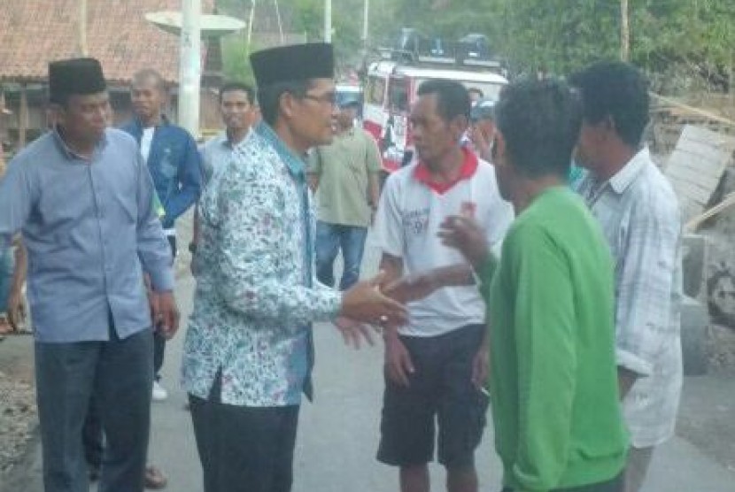  Calon independen bupati Bima Abdul Khayir dan calon wakil bupati Bima Abdul Hamid (KH) saat lamba rasa ke masyarakat Bima.