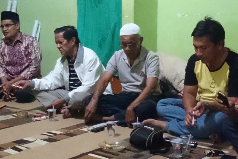  Calon independen bupati Bima Abdul Khayir (kiri) dan Mantan anggota DPR RI dari Fraksi Partai Amanat Nasional (PAN) periode 2004-2009 Nazamuddin (kanan).