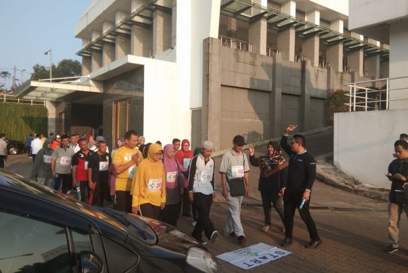 Calon jamaah haji asal Tangerang Selatan mengikuti proses tes kebugaran di RS Sari Asih, Ahad (19/1).