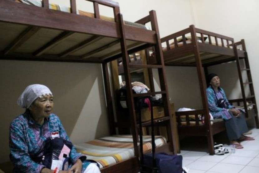 Calon jamaah haji berada diruang istirahat saat tiba di Asrama Haji, Bekasi, Jawa Barat (Ilustrasi)