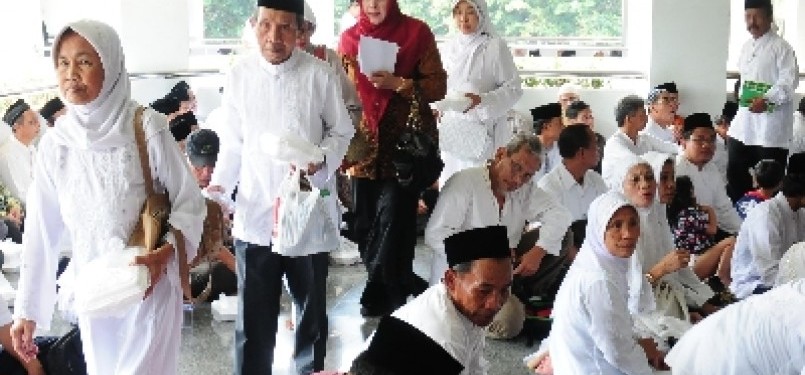 Calon jamaah haji (calhaj) sedang mengikuti bimbingan manasik haji massal di Masjid Agung Baitul Faizin Pemda Bogor, Jawa Barat.