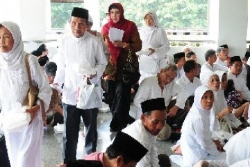 Calon jamaah haji (calhaj) sedang mengikuti bimbingan manasik haji massal di Masjid Agung Baitul Faizin Pemda Bogor, Jawa Barat.