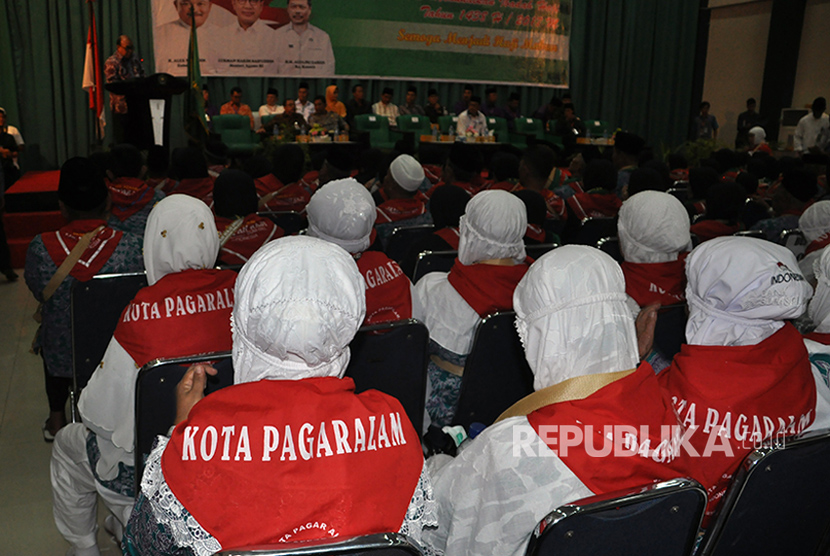 Calon jamaah haji (Calhaj) Sumatera Selatan (Sumsel) yang tergabung dalam Kloter pertama embarkasi Palembang, Jumat (4/8) menanti upacara pelepasan yang dilakukan Gubernur Sumsel Alex Noerdin.