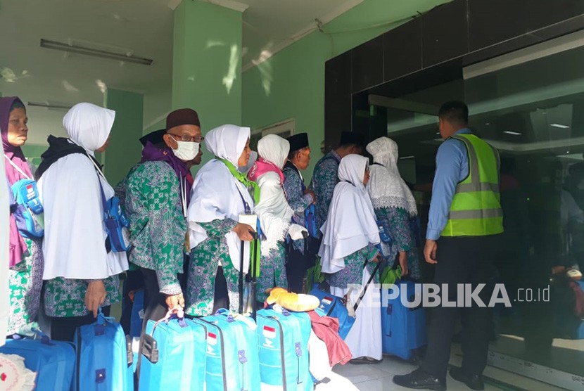 Calon jamaah haji (CJH) Nusa Tenggara Barat (NTB) kloter pertama di Asrama Haji NTB, Selasa (17/7). Jamaah Haji Kloter 1 Asal NTB Tiba di Tanah Air