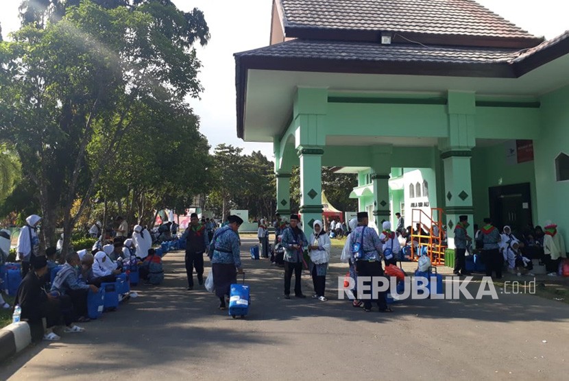 Calon jamaah haji (CJH) Nusa Tenggara Barat (NTB) kloter pertama di Asrama Haji NTB, Selasa (17/7). Kemenag NTB Prioritaskan Lansia Haji 2023 Jika tidak Ada Batasan Usia