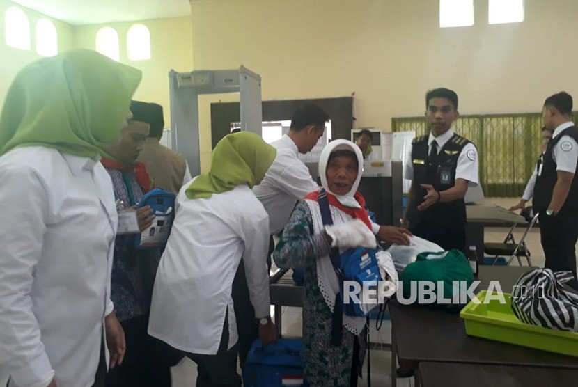 Calon jamaah haji (CJH) Nusa Tenggara Barat (NTB) kloter pertama di Asrama Haji NTB, Selasa (17/7).