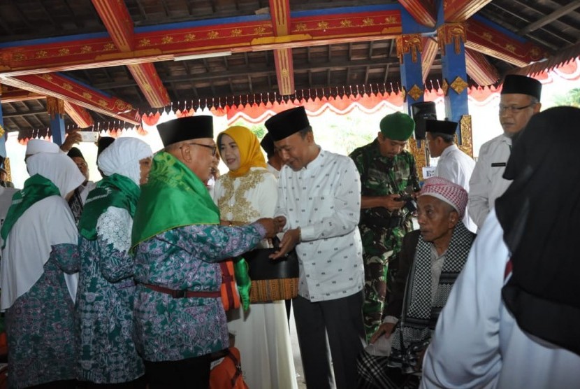 Calon jamaah haji di Lombok Barat menjalani ritual pelepasan haji.