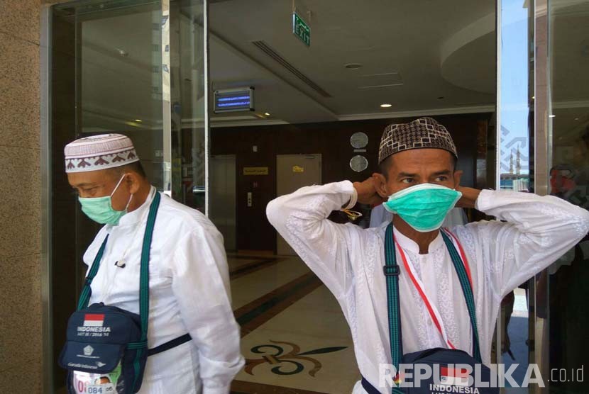Calon jamaah haji dianjurkan untuk senantiasa mengenakan masker saat berada di ruang terbuka selama di tanah suci. Untuk  mengurangi resiko terkena penyakit menular lewat udara.
