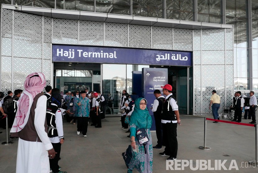 Calon jamaah haji embarkasi Padang  yang tergabung dalam Kloter 01 PDG tiba dengan pesawat Garuda dengan nomor penerbangan GA 3301 di Bandara Internasional Amir Muhammad bin Abdul Aziz, Madinah, Selasa (9/8). (Republika/Amin Madani)