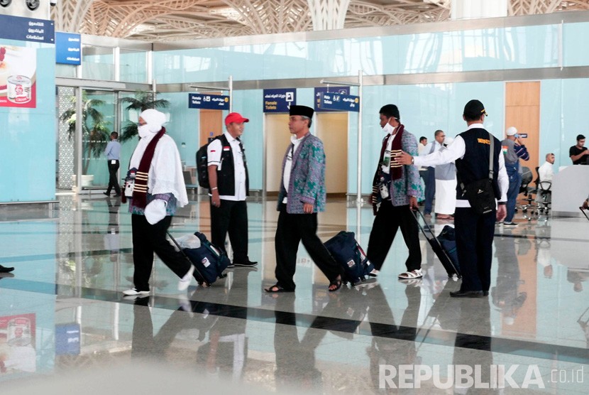 Calon jamaah haji embarkasi Padang  yang tergabung dalam Kloter 01 PDG tiba dengan pesawat Garuda dengan nomor penerbangan GA 3301 di Bandara Internasional Amir Muhammad bin Abdul Aziz, Madinah, Selasa (9/8). (Republika/Amin Madani)