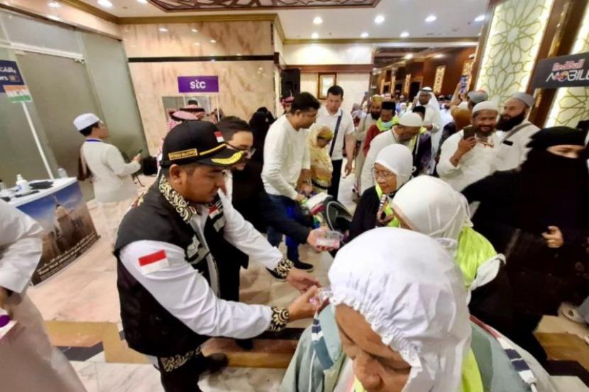 Calon jamaah haji Embarkasi Surabaya 27 (SUB-27) disambut hangat setibanya di hotel di Madinah, Ahad (19/5/2024).