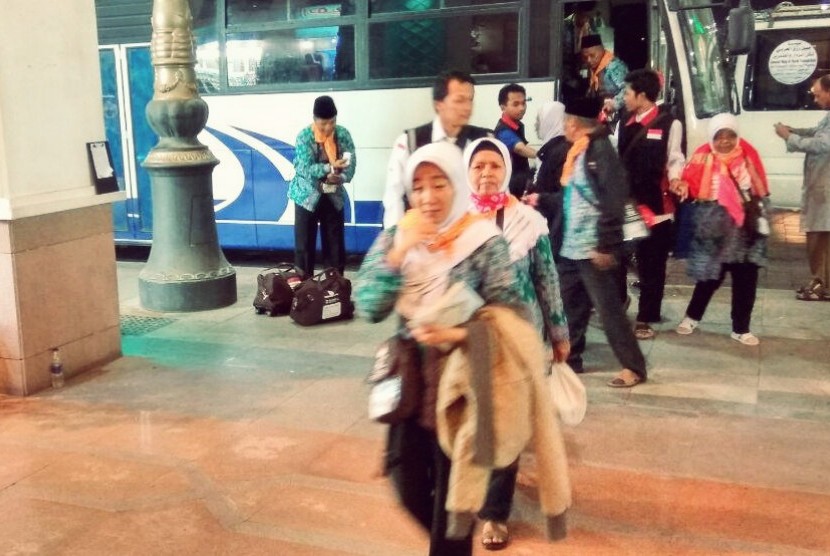 Calon jamaah haji Indonesia memasuki pemondokan di Madinah