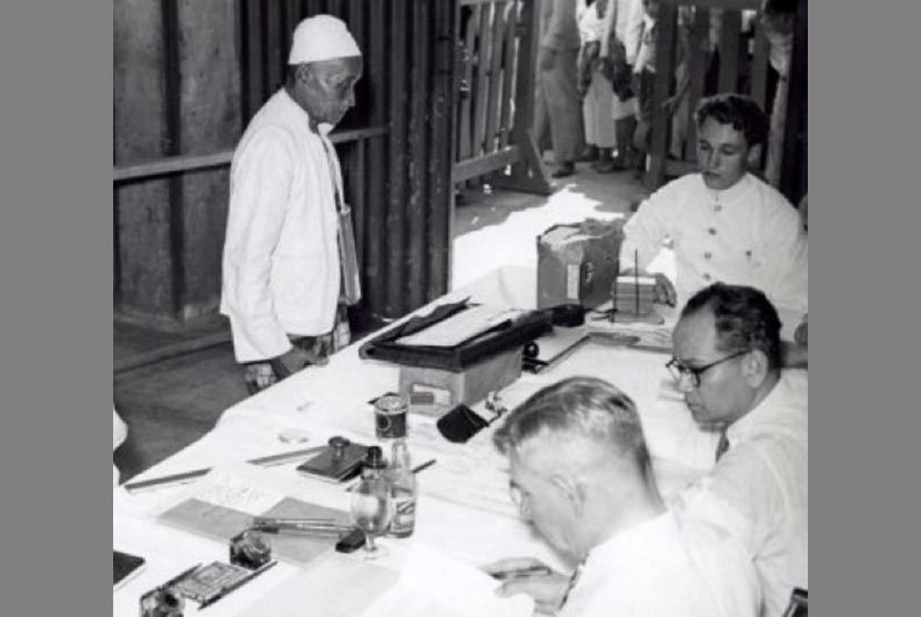 Calon jamaah haji Indonesia saat pemeriksaan imigrasi sebelum berangkat ke tanah suci pada tahun 1938.