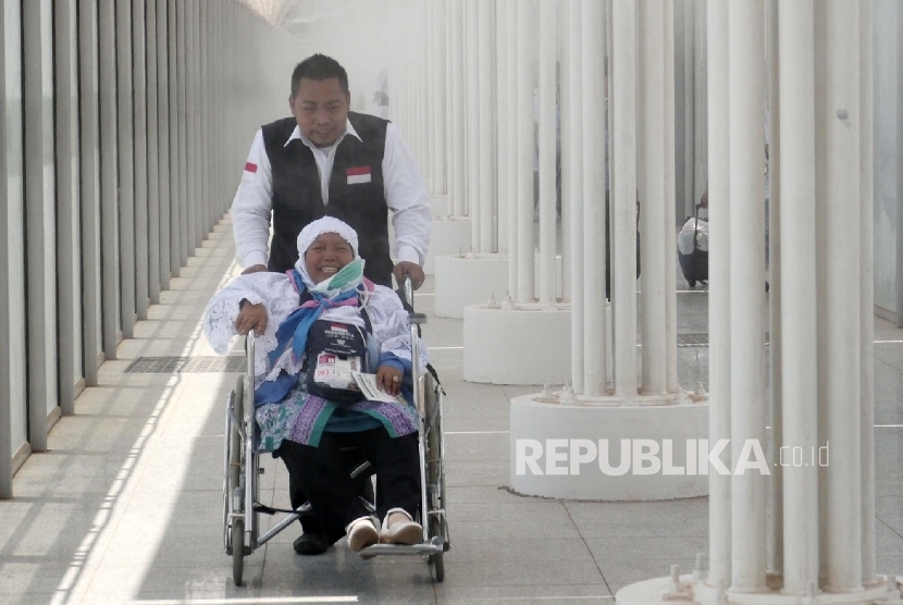 Calon jamaah haji Indonesia saat tiba di Bandara Amir Muhammad bin Abdul Aziz (AMAA) Madinah. (ilustrasi)