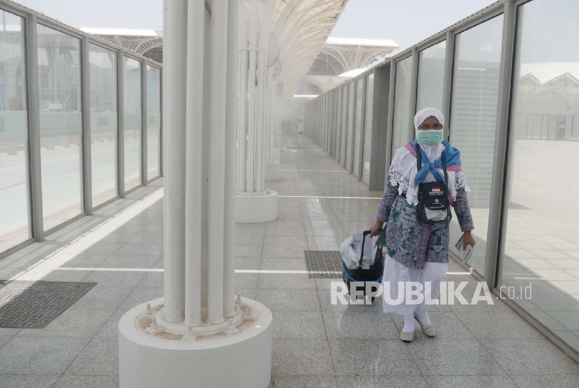 Calon jamaah haji Indonesia tiba di Bandara Amir Muhammad bin Abdul Aziz (AMAA) Madinah. 
