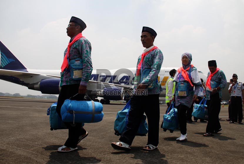   Calon jamaah haji kelompok terbang (kloter) pertama embarkasi Jakarta menaiki pesawat di Bandara Halim Perdana Kusuma, Jakarta, Selasa (10/9).     (Republika/Yasin Habibi)