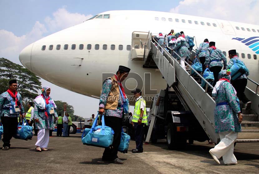   Calon jamaah haji kelompok terbang (kloter) pertama embarkasi Jakarta menaiki pesawat di Bandara Halim Perdana Kusuma, Jakarta, Selasa (10/9).     (Republika/Yasin Habibi)