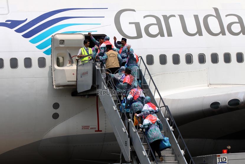   Calon jamaah haji kelompok terbang (kloter) pertama embarkasi Jakarta menaiki pesawat di Bandara Halim Perdana Kusuma, Jakarta, Selasa (10/9).     (Republika/Yasin Habibi)