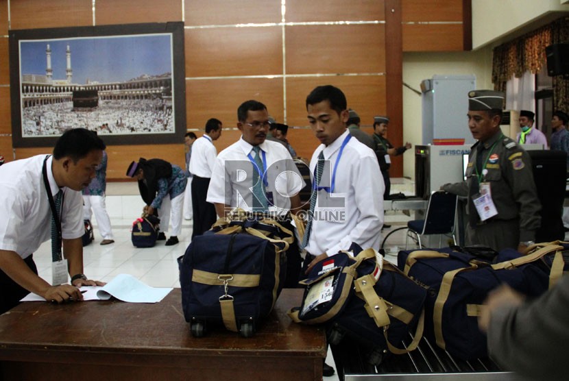    Calon jamaah haji kloter 3 Embarkasi Bekasi melakukan pemeriksaan barang saat pemberangkatan dari Asrama Haji Bekasi, Jawa Barat, Rabu (11/9). (Republika/Yasin Habibi)