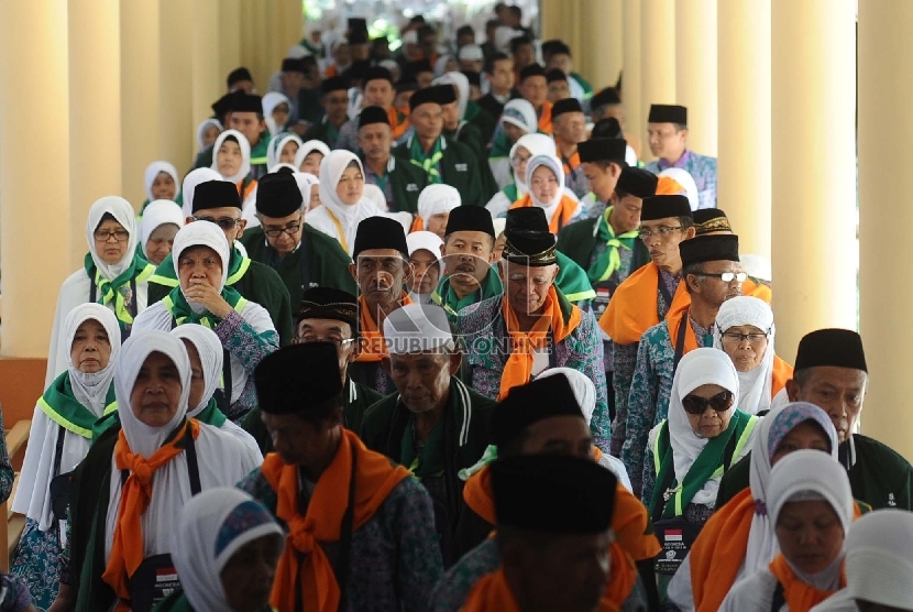  Calon Jamaah Haji kloter 42 Asal Kabupaten Garut, berjalan saat akan diberangkatkan di asrama haji Bekasi, Jawa Barat, Ahad (6/9). (Republika/Tahta Aidilla)
