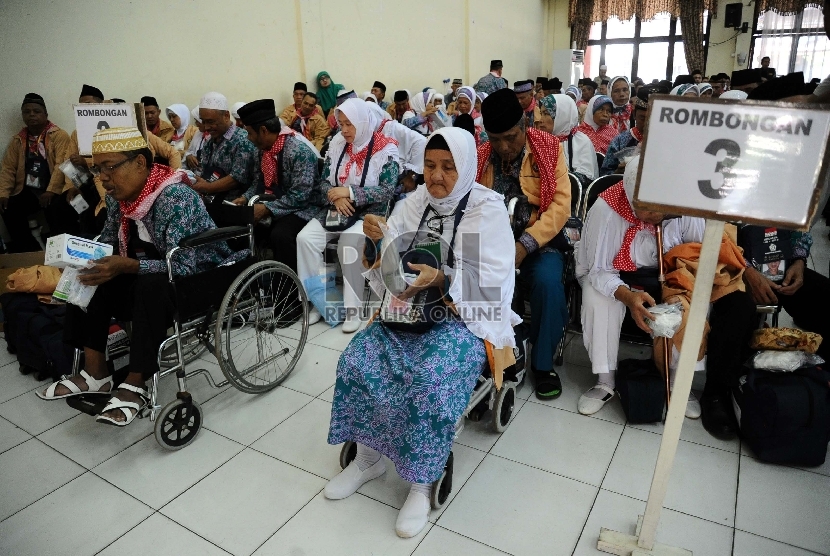  Calon Jamaah Haji kloter 42 Asal Kabupaten Garut, berkumpul saat akan diberangkatkan di asrama haji Bekasi, Jawa Barat, Ahad (6/9).  (Republika/Tahta Aidilla)