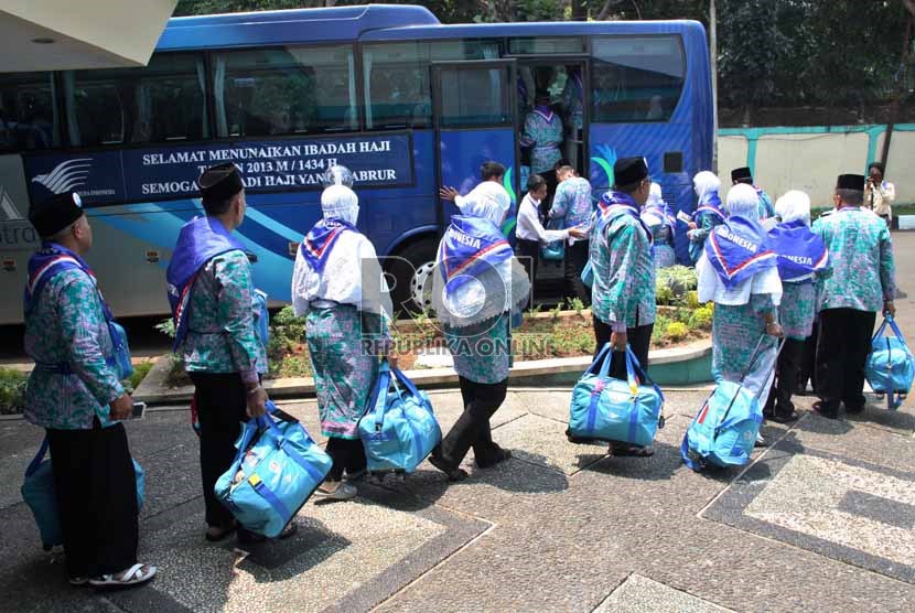   Calon jamaah haji kloter 5 asal Kota Tangerang, memasuki bus saat pemberangkatan ke tanah suci melalui Bandara Halim Perdana Kusuma di Asrama Haji, Pondok Gede, Jakarta, Jumat (13/9).  (Republika/Yasin Habibi)
