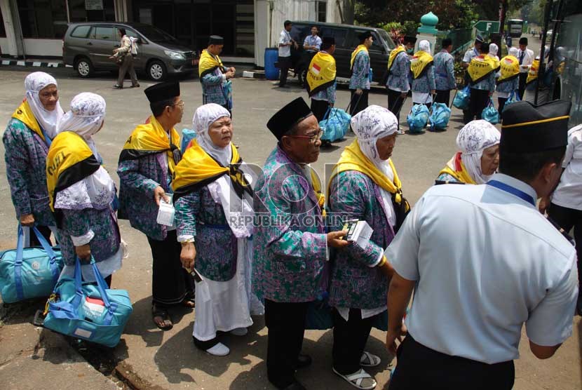   Calon jamaah haji kloter 5 asal Kota Tangerang, memasuki bus saat pemberangkatan ke tanah suci melalui Bandara Halim Perdana Kusuma di Asrama Haji, Pondok Gede, Jakarta, Jumat (13/9).  (Republika/Yasin Habibi)