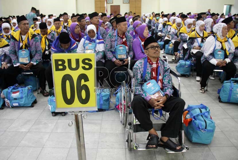  Calon jamaah haji kloter 5 asal Kota Tangerang, menunggu proses boarding saat pemberangkatan ke tanah suci di Asrama Haji, Pondok Gede, Jakarta, Jumat (13/9).   (Republika/Yasin Habibi)